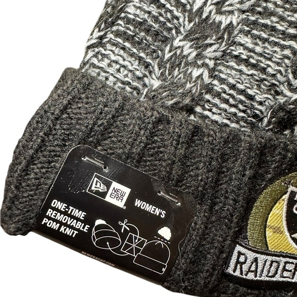 New Las Vegas Raiders New Era Womens Solute To Service Pom Kit Hat Beanie - Picture 2 of 3